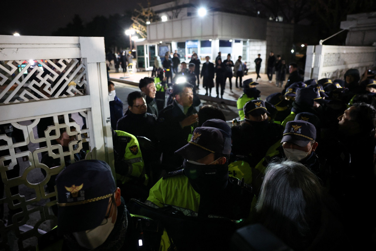 Militares ingresan en el Parlamento de Corea del Sur. Foto: Reuters.