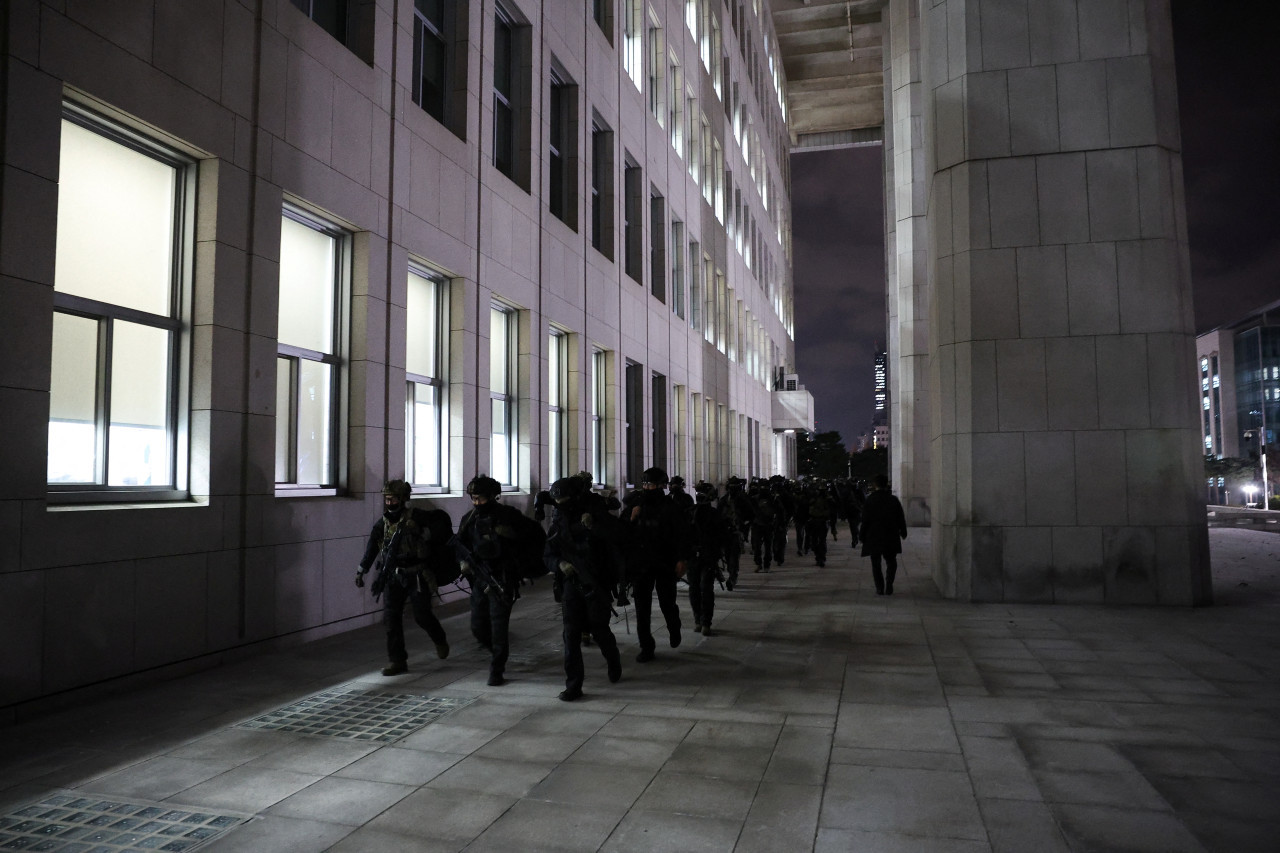 Militares ingresan en el Parlamento de Corea del Sur. Foto: Reuters.