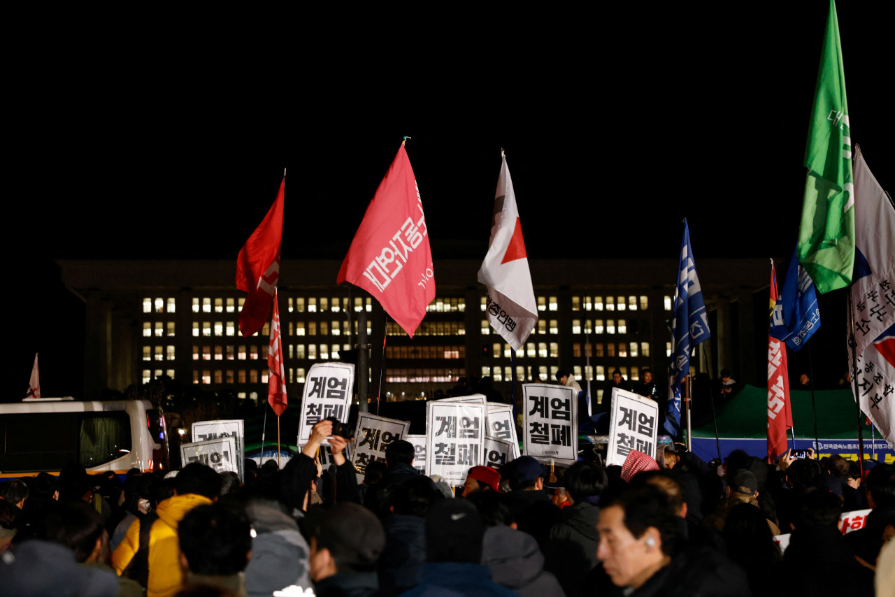 Manifestantes piden la renuncia de Yoon Suk-yeol tras el anuncio de Ley Marcial en Corea del Sur. Foto: REUTERS.