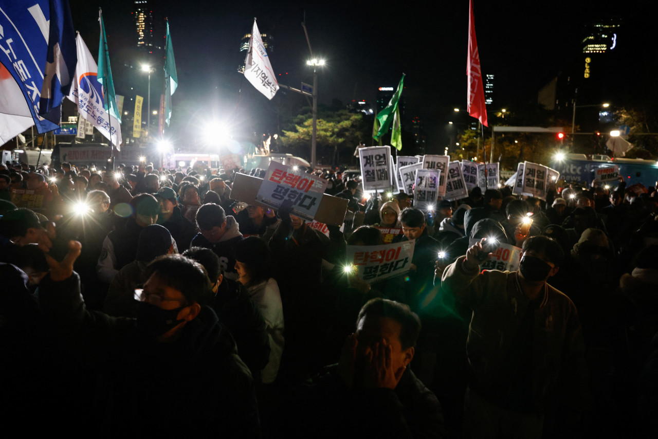 Manifestantes piden la renuncia de Yoon Suk-yeol tras el anuncio de Ley Marcial en Corea del Sur. Foto: REUTERS.