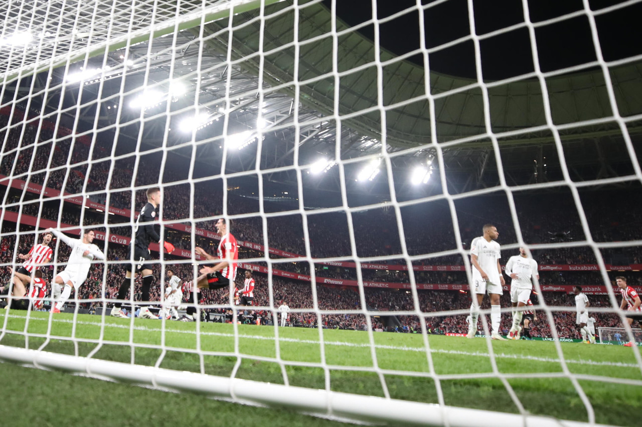 Penal fallado por Mbappé para el Real Madrid ante el Athletic de Bilbao por La Liga. Foto: EFE.