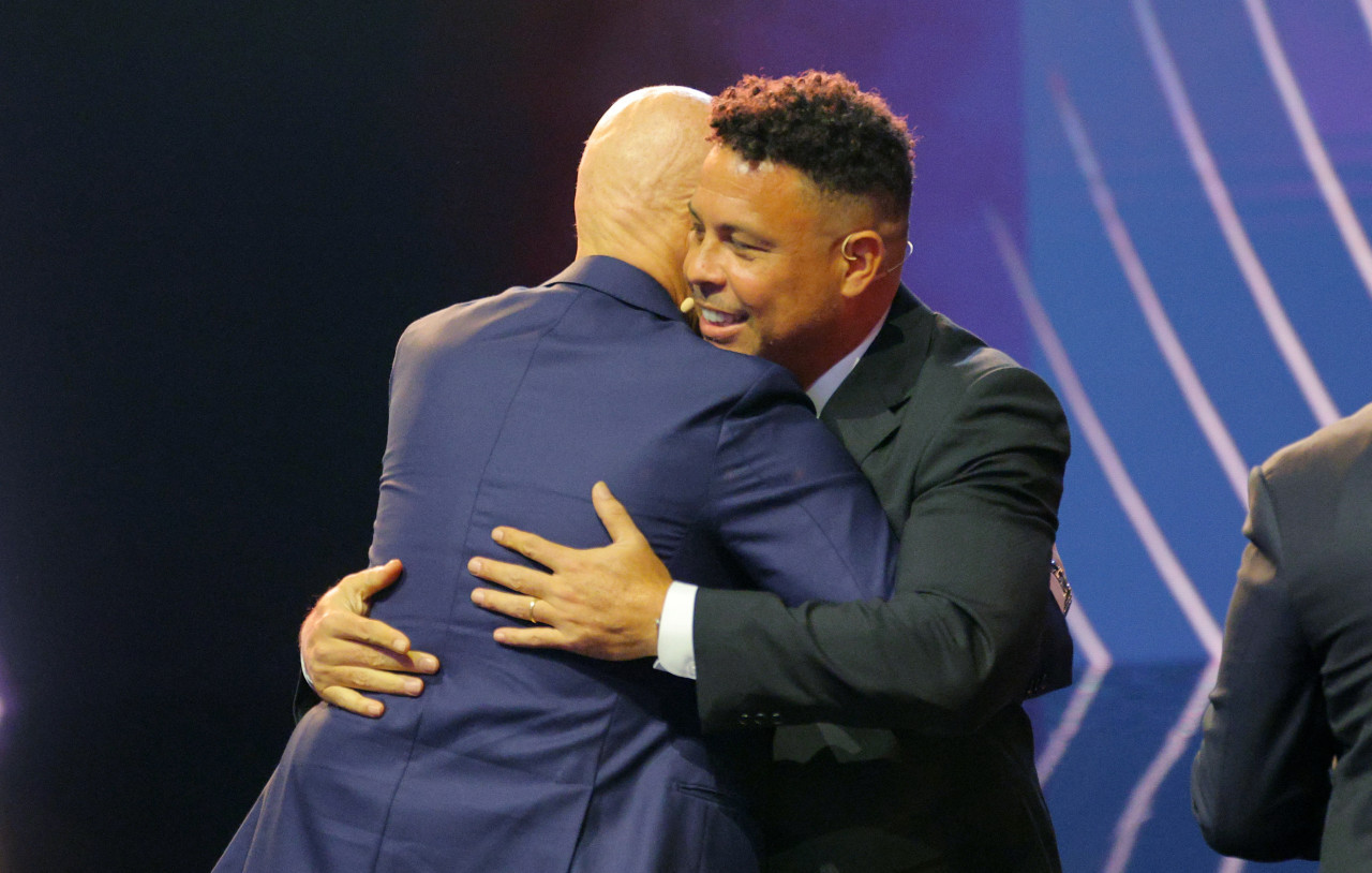 Ronaldo Nazario abraza a Gianni Infantino. Foto: Reuters.