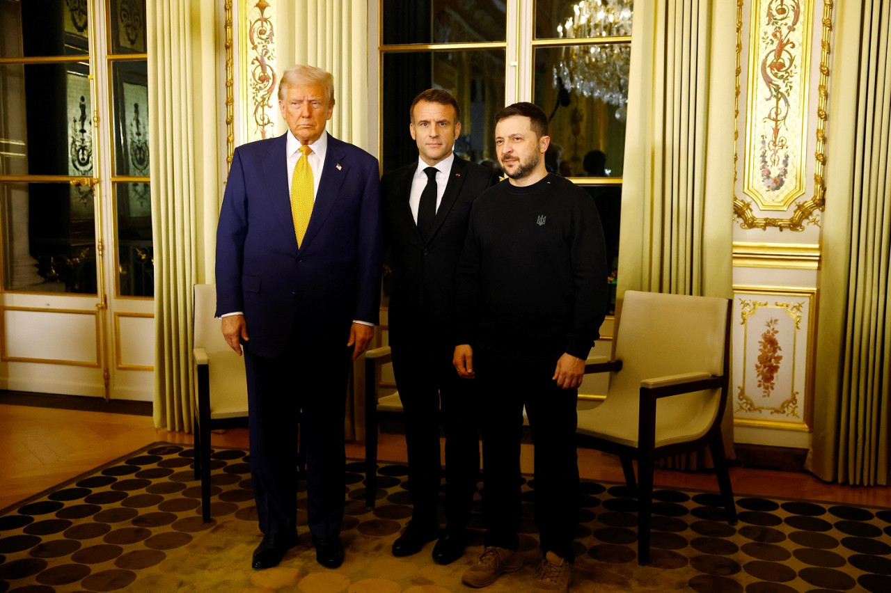 Emmanuel Macron junto a Donald Trump y Volodimir Zelenski. Foto: Reuters