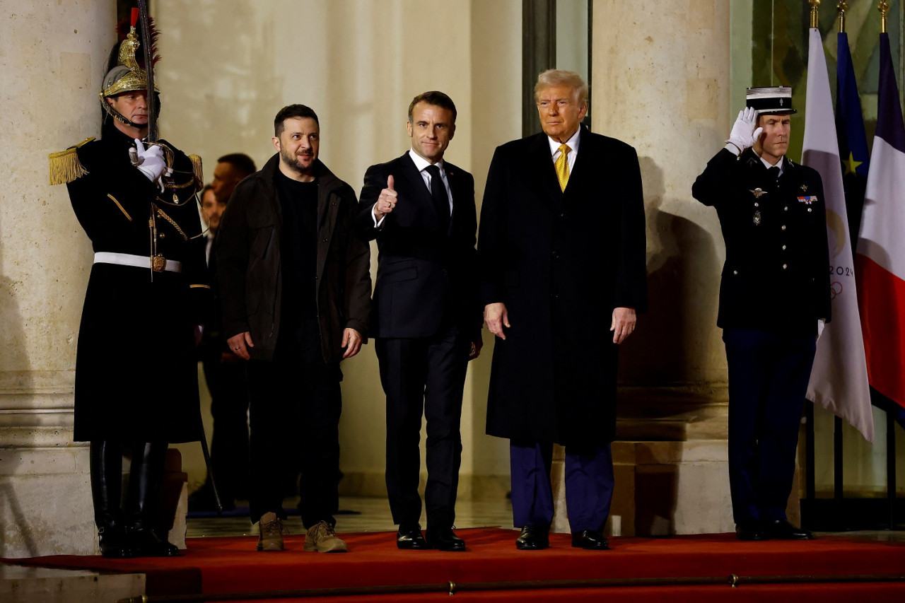 Emmanuel Macron junto a Donald Trump y Volodimir Zelenski. Foto: Reuters