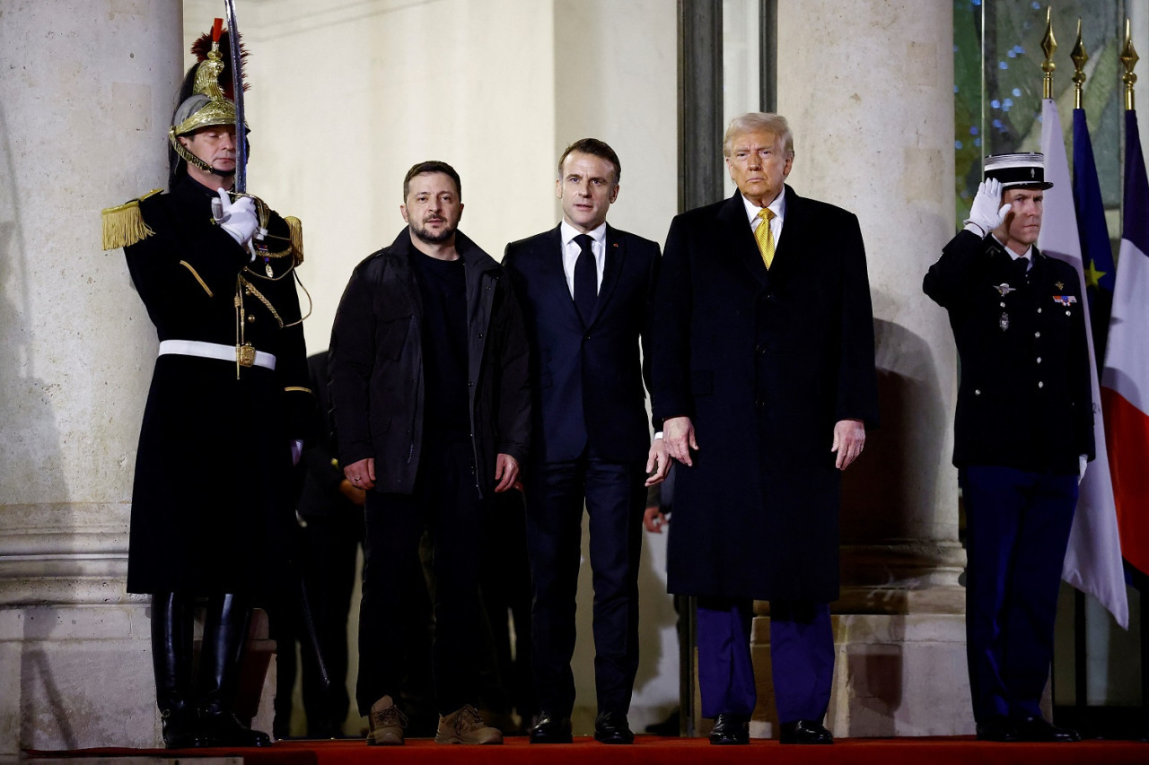 Emmanuel Macron junto a Donald Trump y Volodimir Zelenski. Foto: Reuters