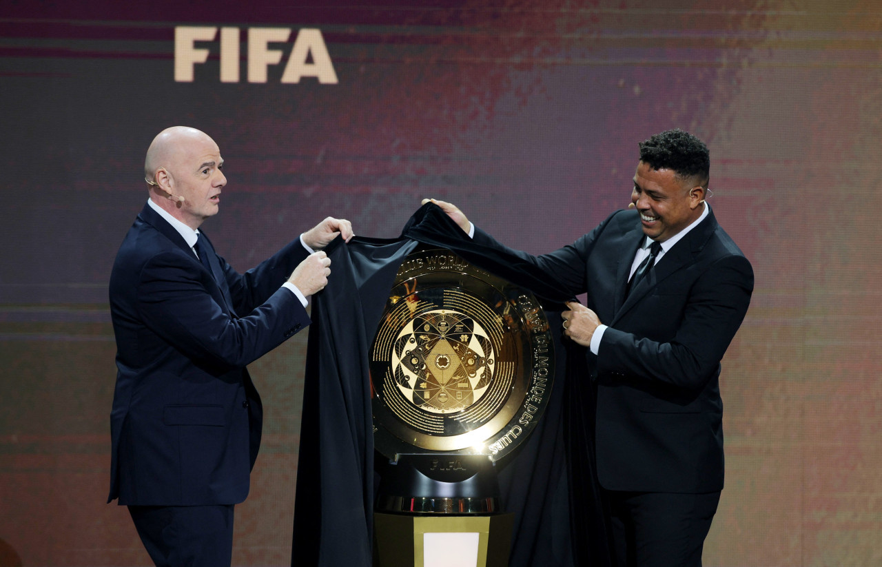 Gianni Infantino y Ronaldo Nazario en el sorteo del Mundial de Clubes 2025. Foto: Reuters