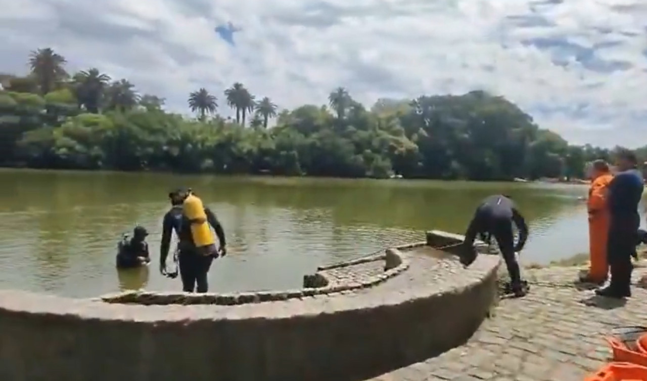 Bomberos y policías buscan al hombre que se arrojó a los Lagos de Palermo.