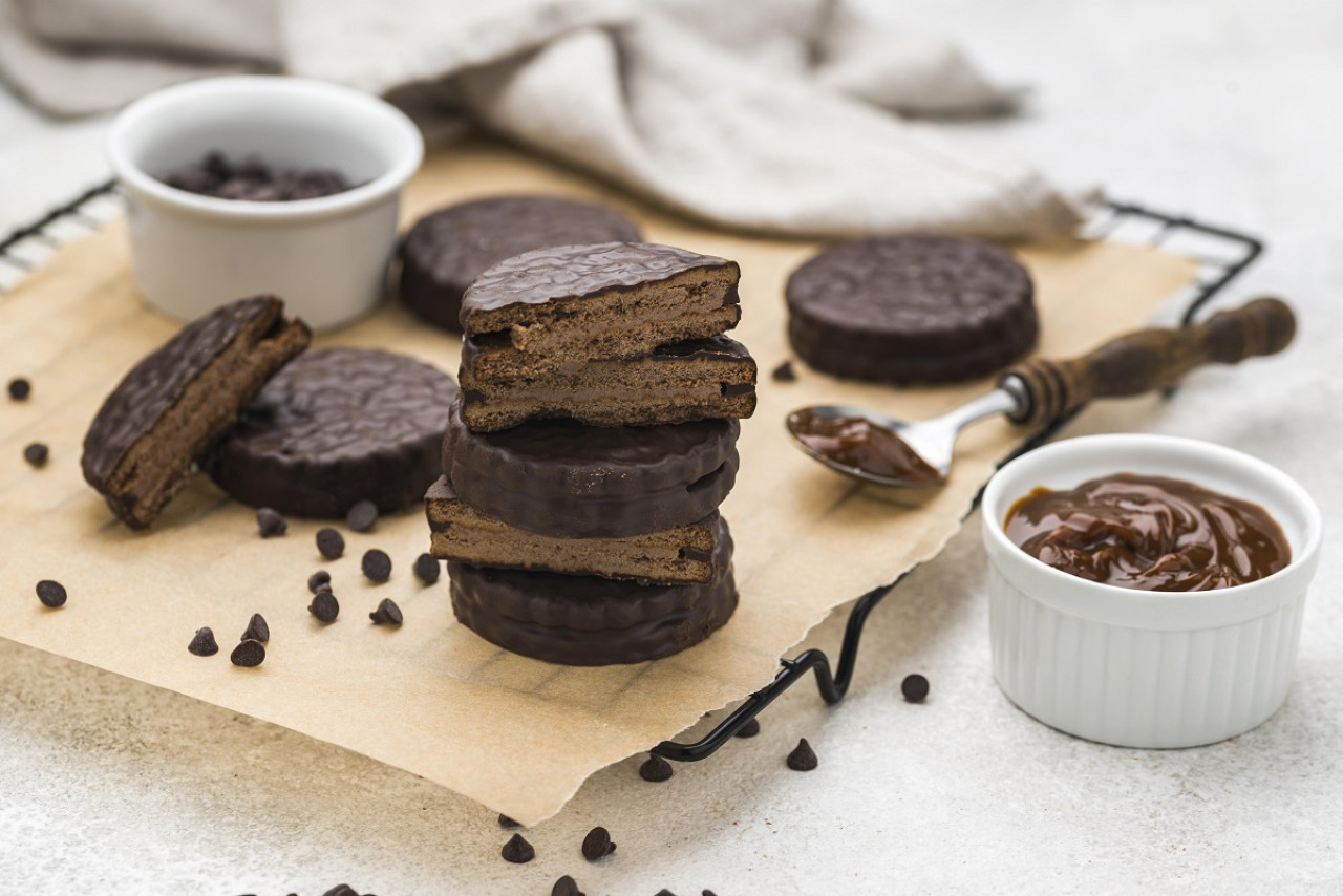 Alfajores de chocolate y dulce de leche. Foto: Freepik.