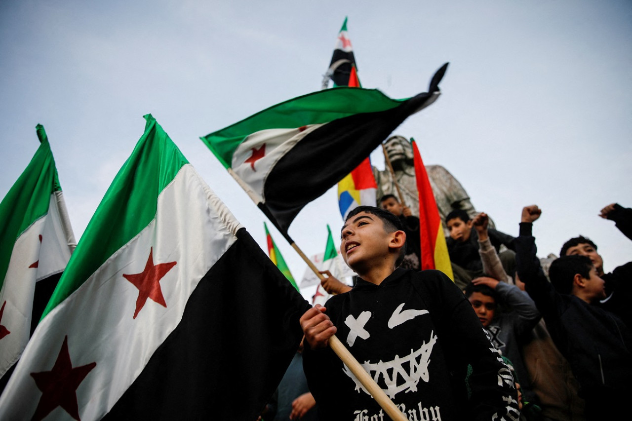 Manifestantes con la nueva bandera de Siria. Foto: Reuters.