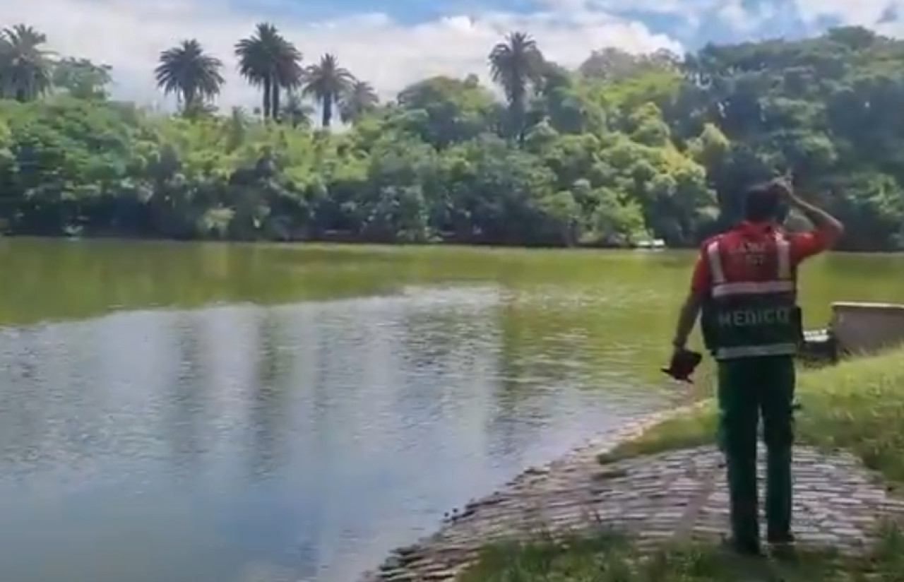 Un hombre murió ahogado en los lagos de Palermo. Foto: Captura de video.