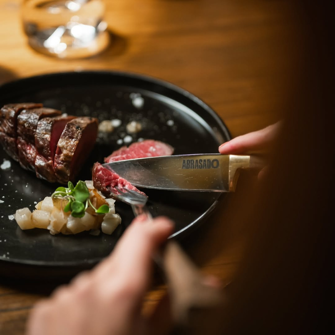 Cocina de autor y especialista en carne. Foto: Instagram @abrasadotoneles