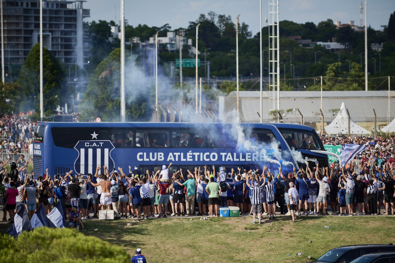 La hinchada acompañó al micro en el que se trasladó el plantel. Foto: X @CATalleresdecba