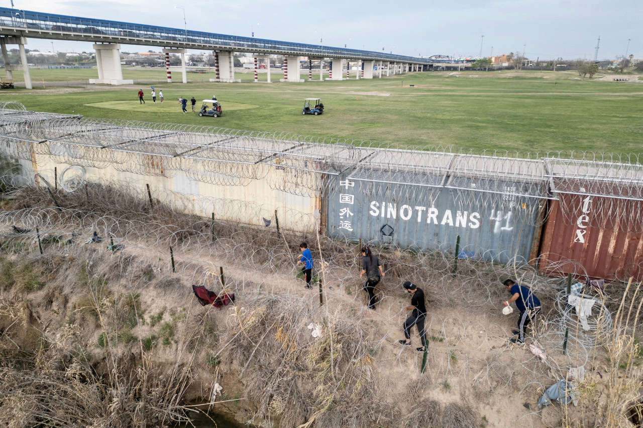 Migrantes buscan encontrar una manera de ingresar a Estados Unidos. Foto: Reuters.