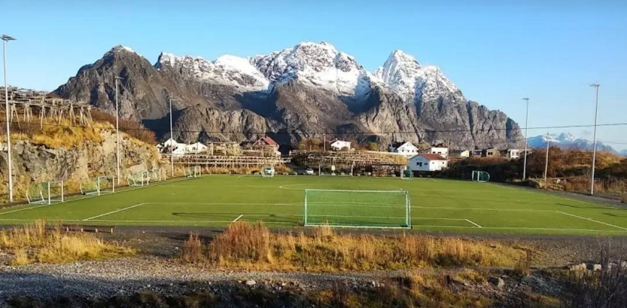 El estadio más remoto del mundo. Foto: Instagram @henningsvaer.stadion