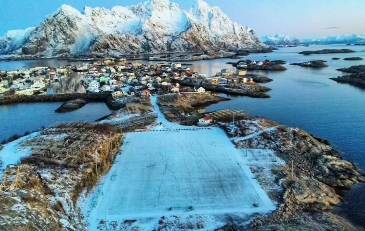 El estadio más remoto del mundo. Foto: Instagram @henningsvaer.stadion