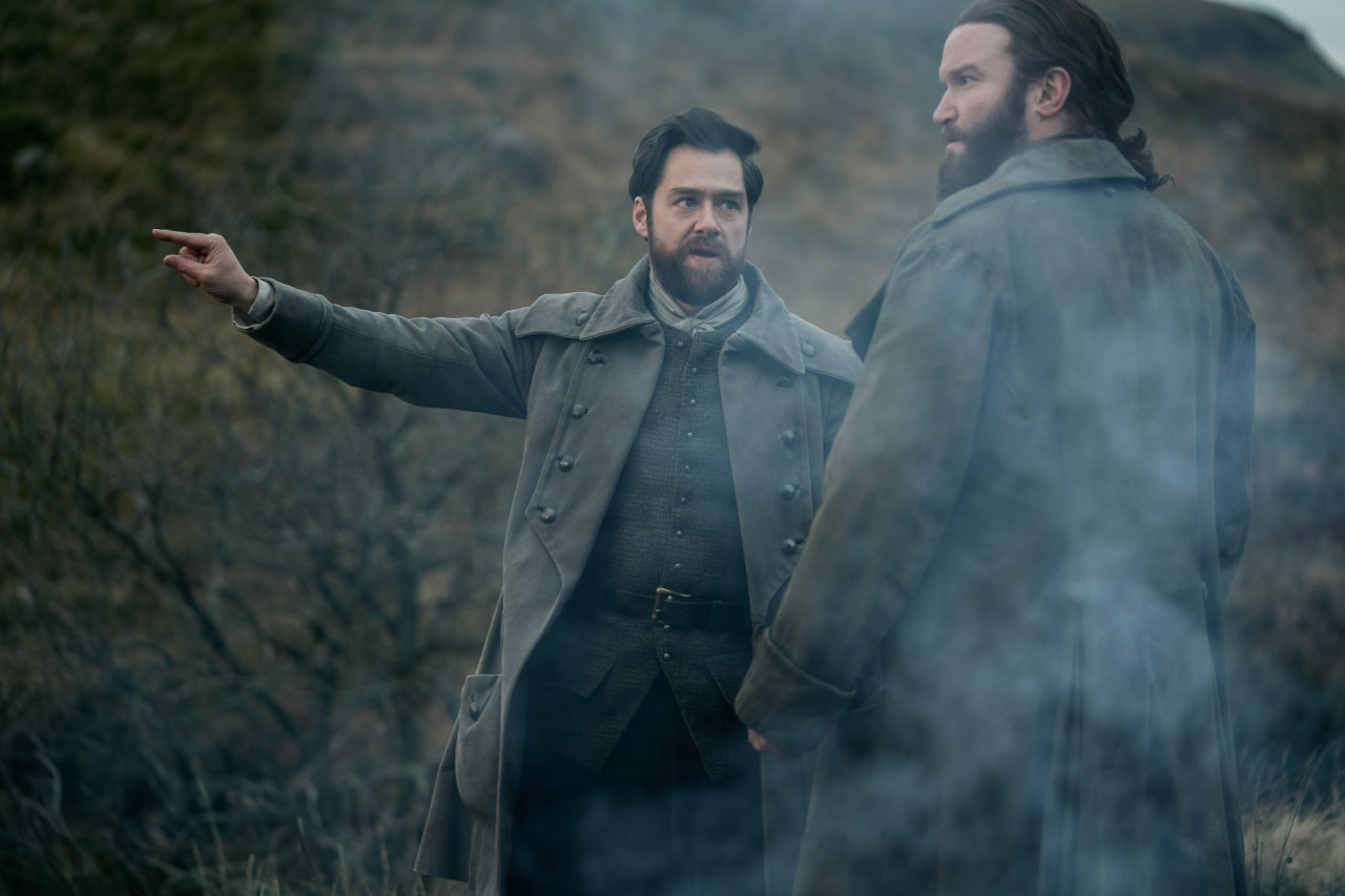 Roger y Buck en el pasado en las nuevas imágenes del próximo capítulo de Outlander. Foto: Starz