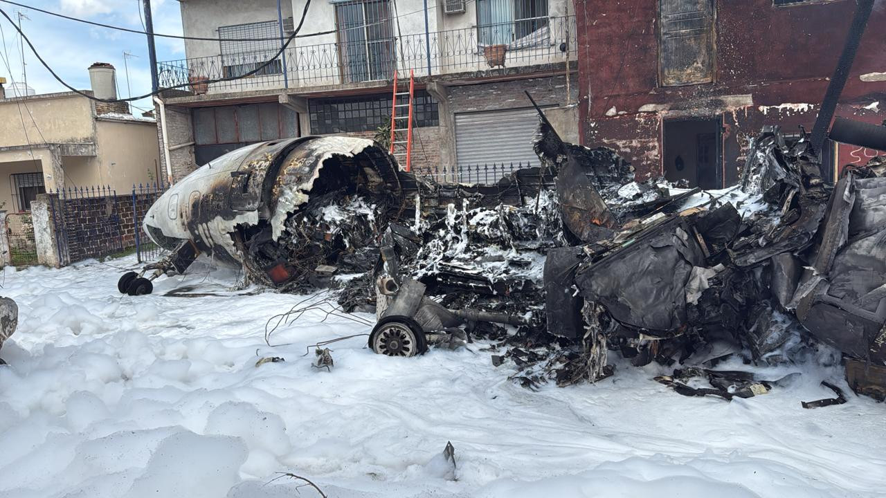 La destrucción del avión privado que se estrelló en San Fernando. Foto: X @jotaleonetti.