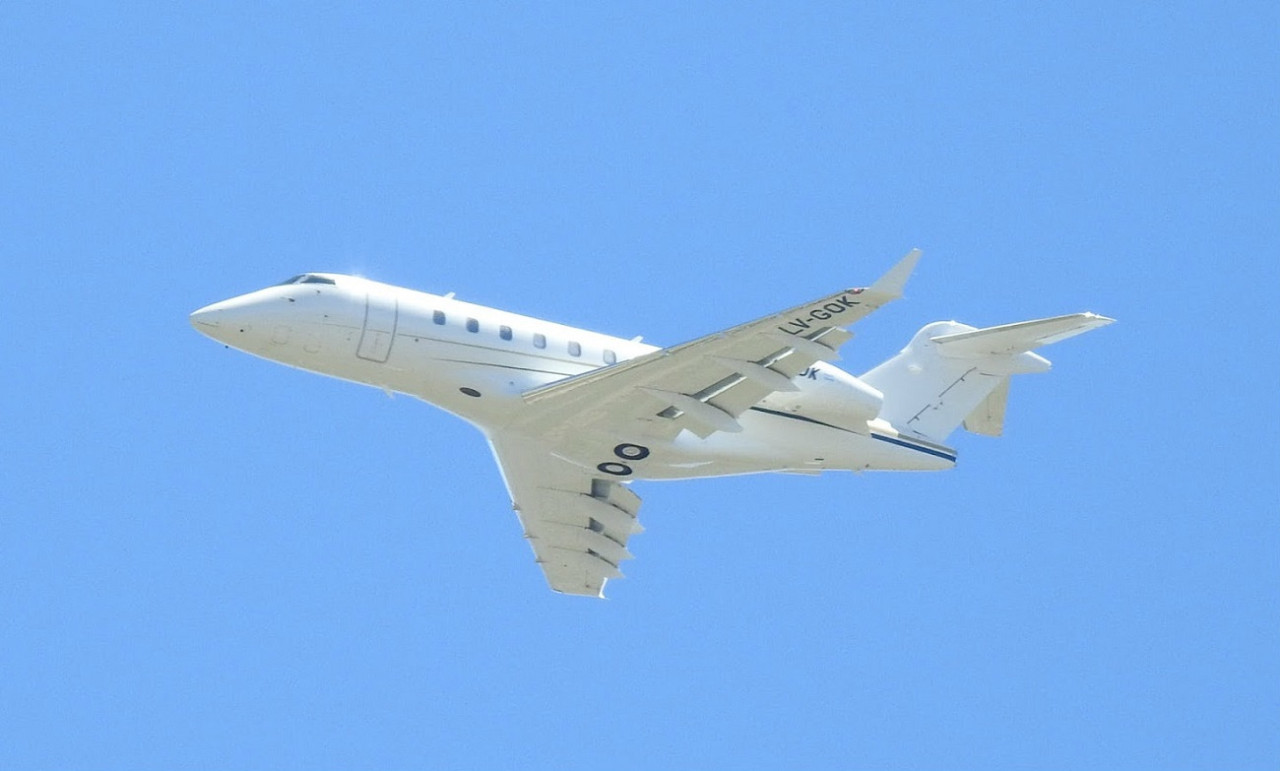 El avión Bombardier Challenger 300 LV-GOK. Foto: X @sdelarminat.