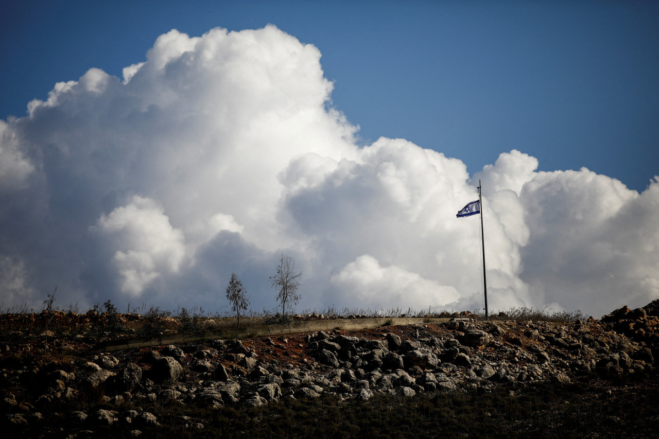 Una bandera israelí ondea en el lado libanés de la frontera entre ambos países. Foto: Reuters.