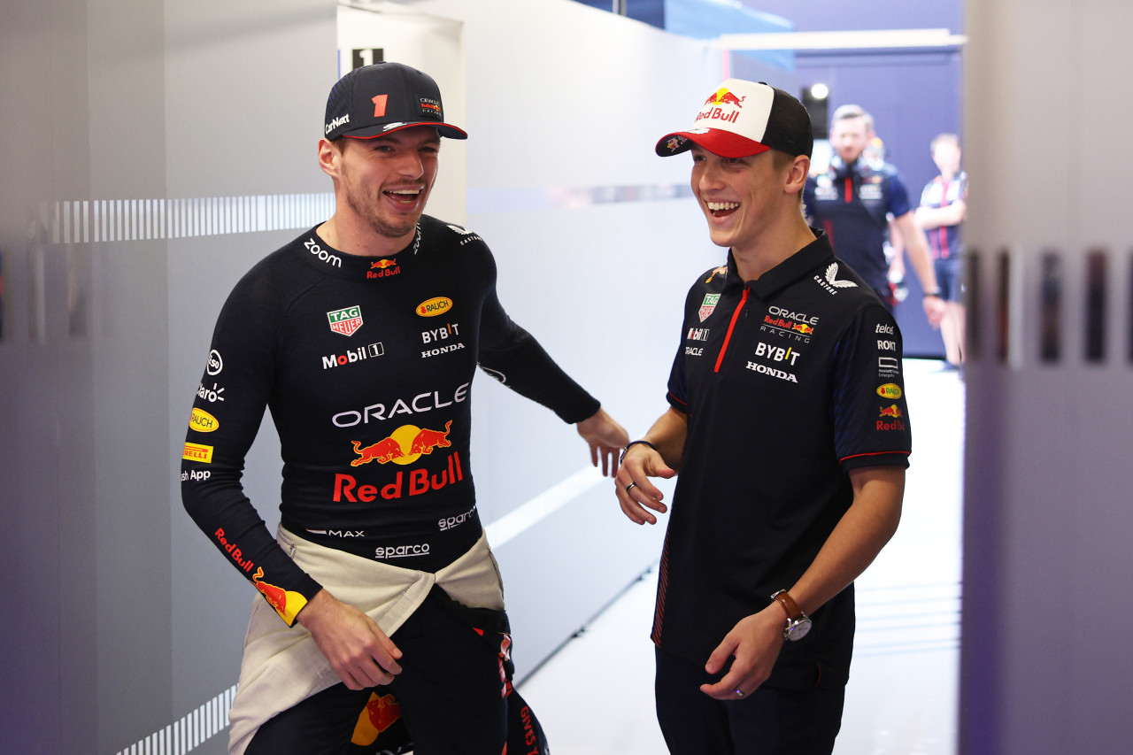 Liam Lawson junto a Max Verstappen. Foto: x F1.