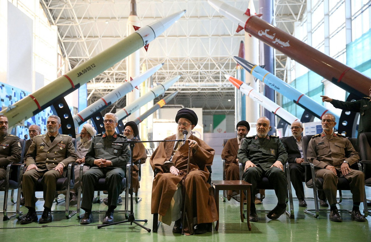 Alí Jamenei, presentando armamento en Teherán, Irán. Foto: Reuters.