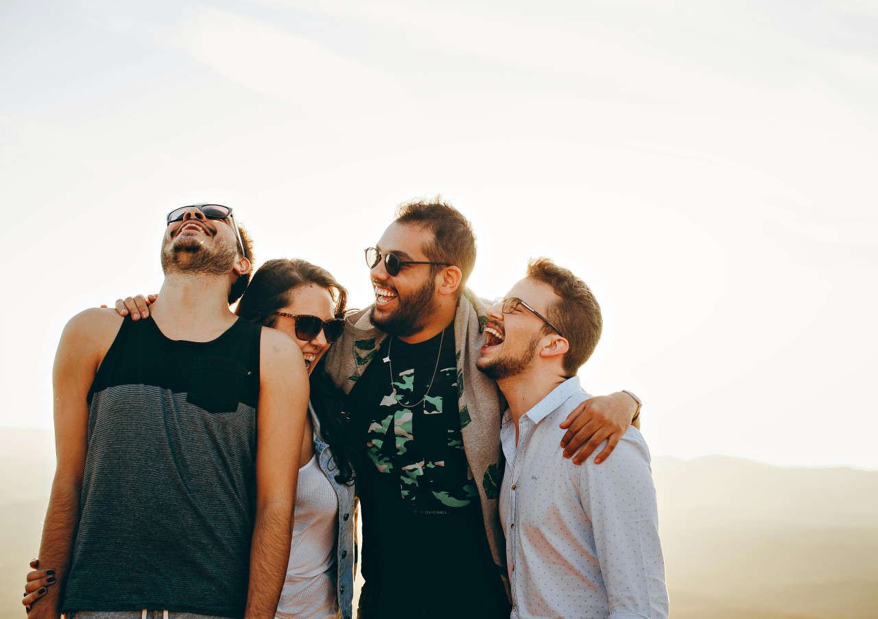 Amigos, amistad, primavera, verano. Foto: Pexels.