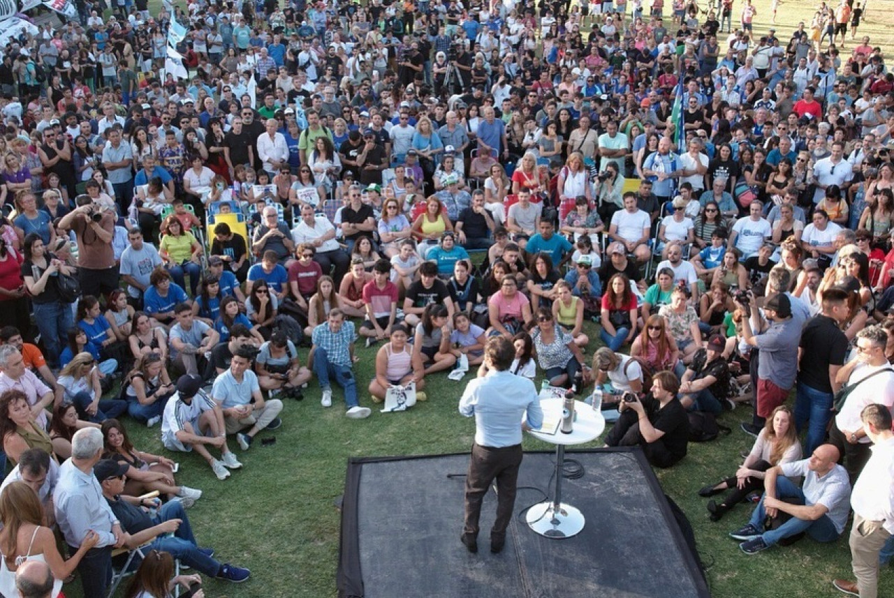 Axel Kicillof realizó una mateada con vecinos en La Plata. Foto: Instagram @kicillofok