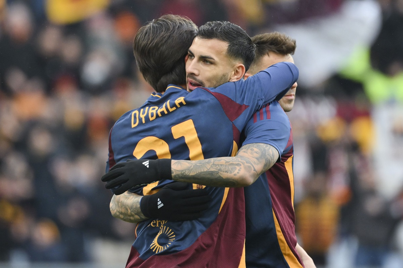 El abrazo entre Paulo Dybala y Leandro Paredes. Foto: X @OfficialASRoma.