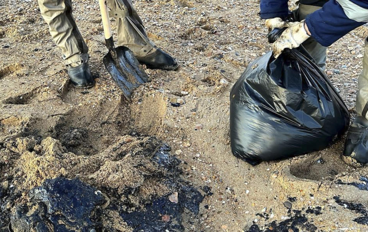 Trabajos sobre los daños de un derrame de hidrocarburos. Foto: EFE.