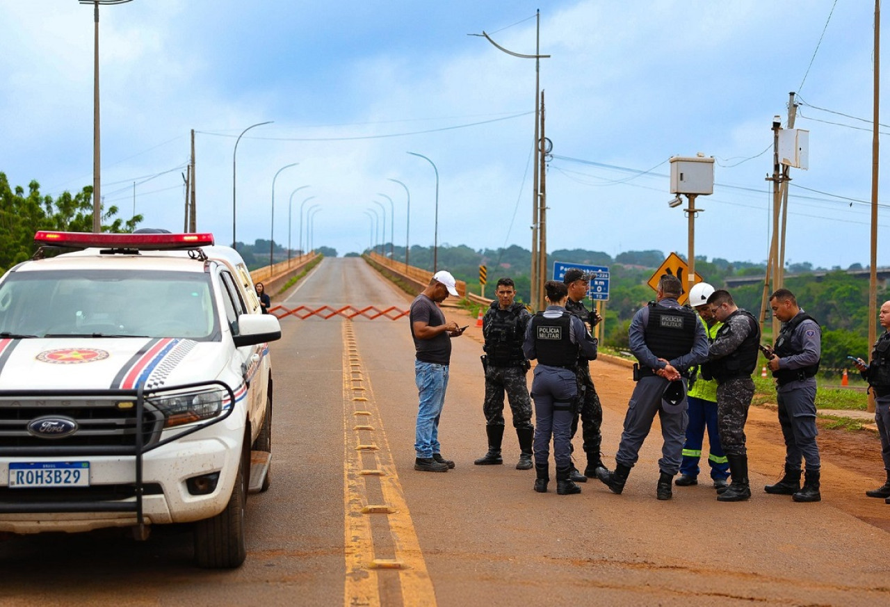 La policía cortó el acceso tras el derrumbe del puente Juscelino Kubitschek de Oliveira. Foto: X @carlosbrandaoma.