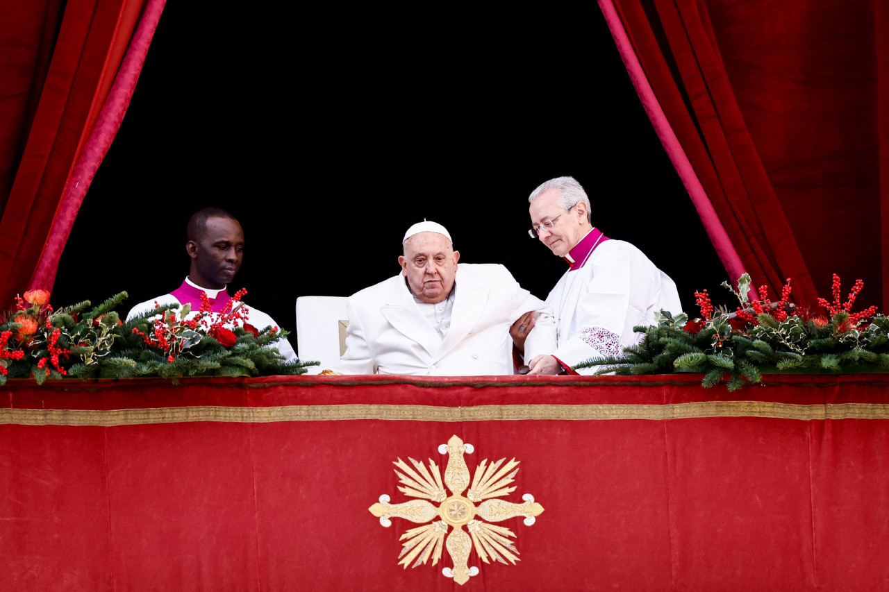 El Papa Francisco pronuncia su tradicional discurso Urbi et Orbi del día de Navidad en el Vaticano. Foto: Reuters.