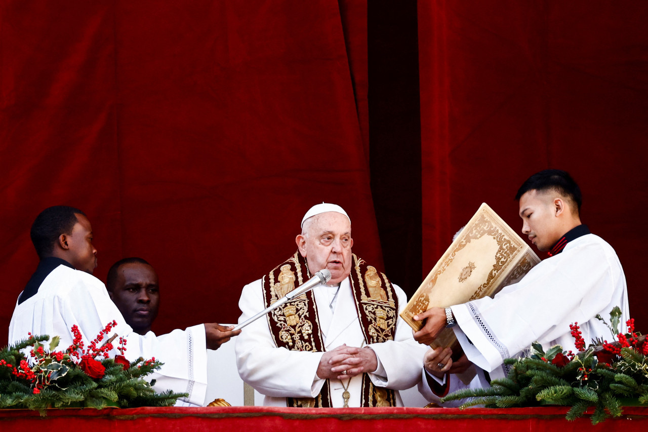 El Papa Francisco pronuncia su tradicional discurso Urbi et Orbi del día de Navidad en el Vaticano. Foto: Reuters.