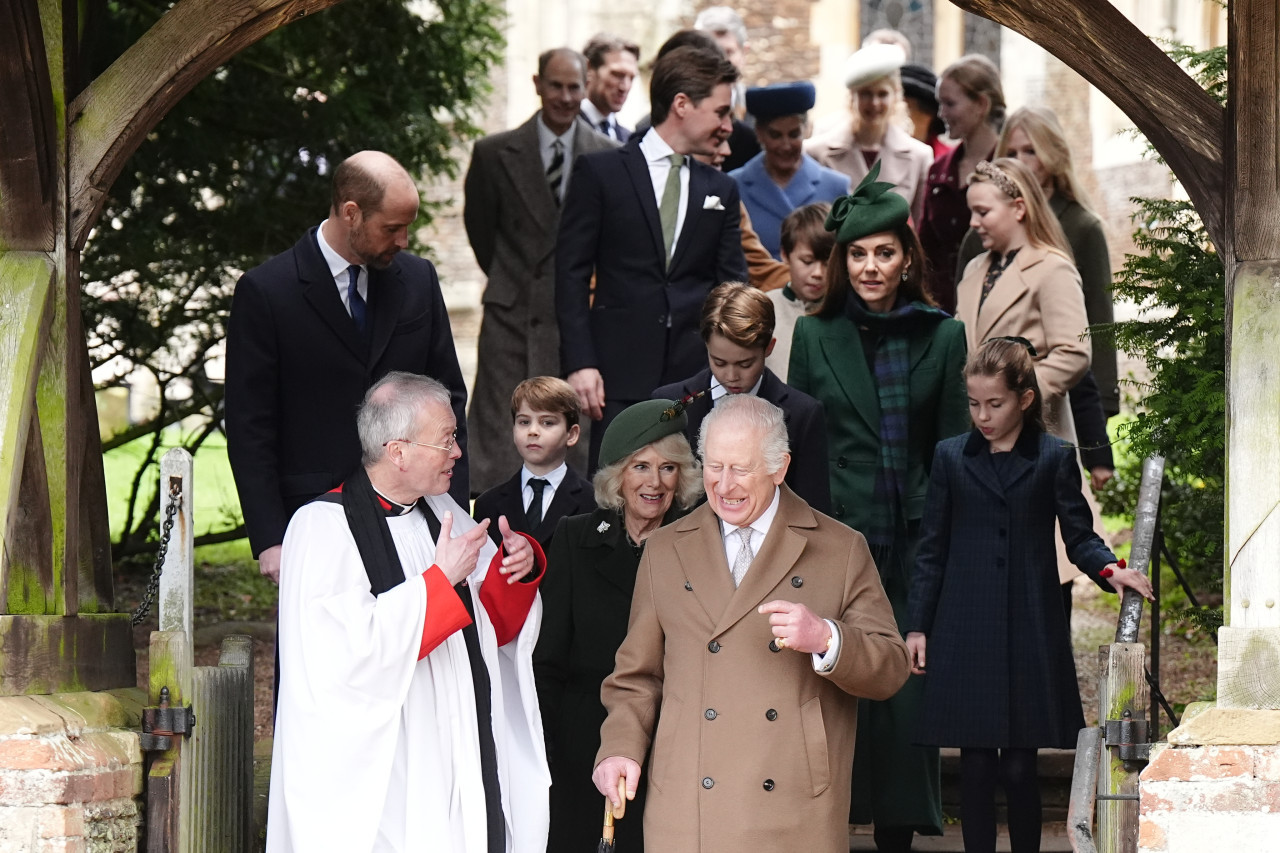 El rey Carlos III y la reina Camila, junto a los príncipes de Gales, Guillermo y Catalina, y sus tres hijos. Foto: Reuters.