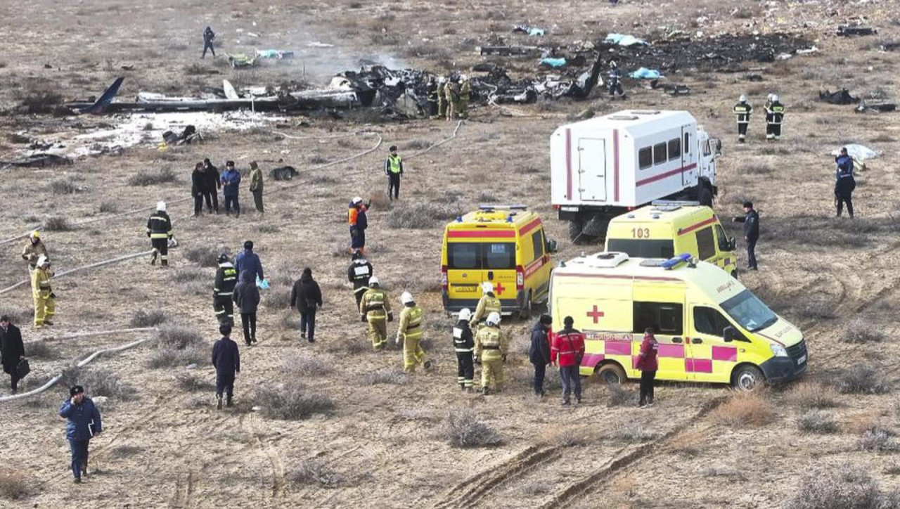 Servicios de emergencia trabajando donde se estrelló el avión en Kazajistán. Foto: EFE.