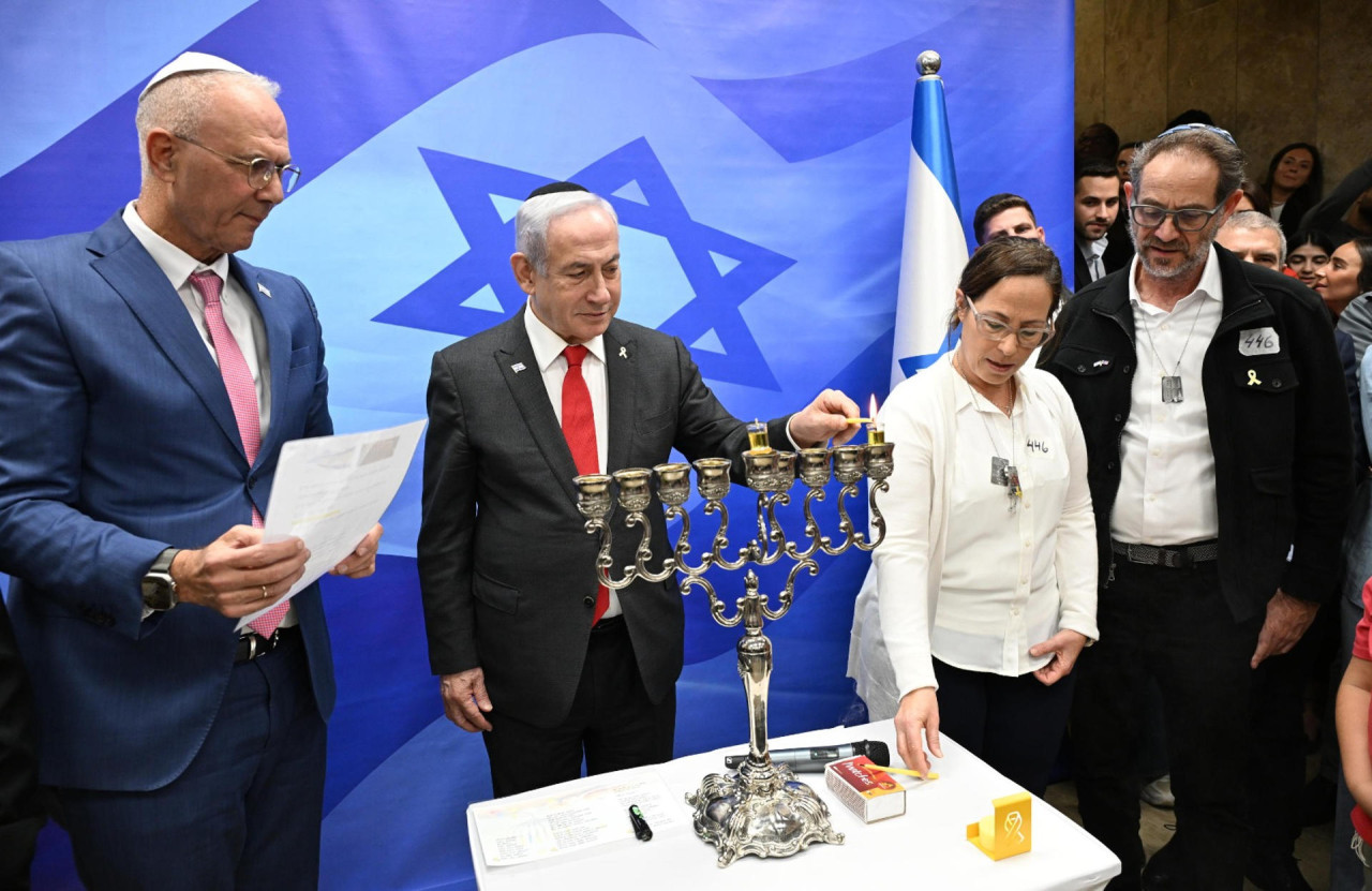 Benjamin Netanyahu en la ceremonia de encendido de la primera vela de Jánuca. Foto: EFE.