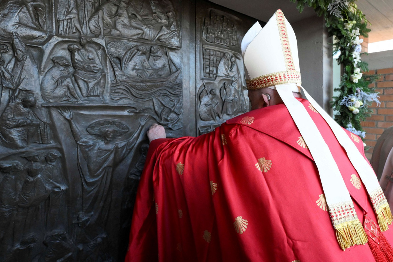 El papa Francisco abrió la Puerta Santa en una cárcel de Roma. Foto: Reuters