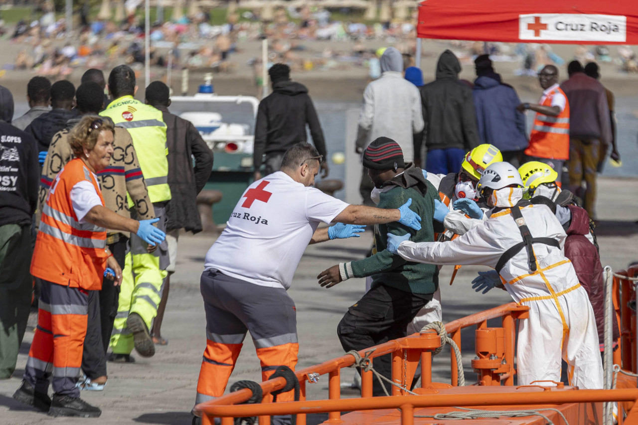 Rescatan al menos a 324 migrantes en 6 barcos cerca de las Islas Canarias. EFE