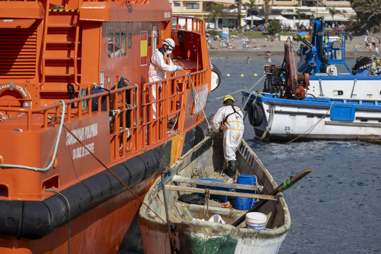 Rescatan al menos a 324 migrantes en 6 barcos cerca de las Islas Canarias. EFE