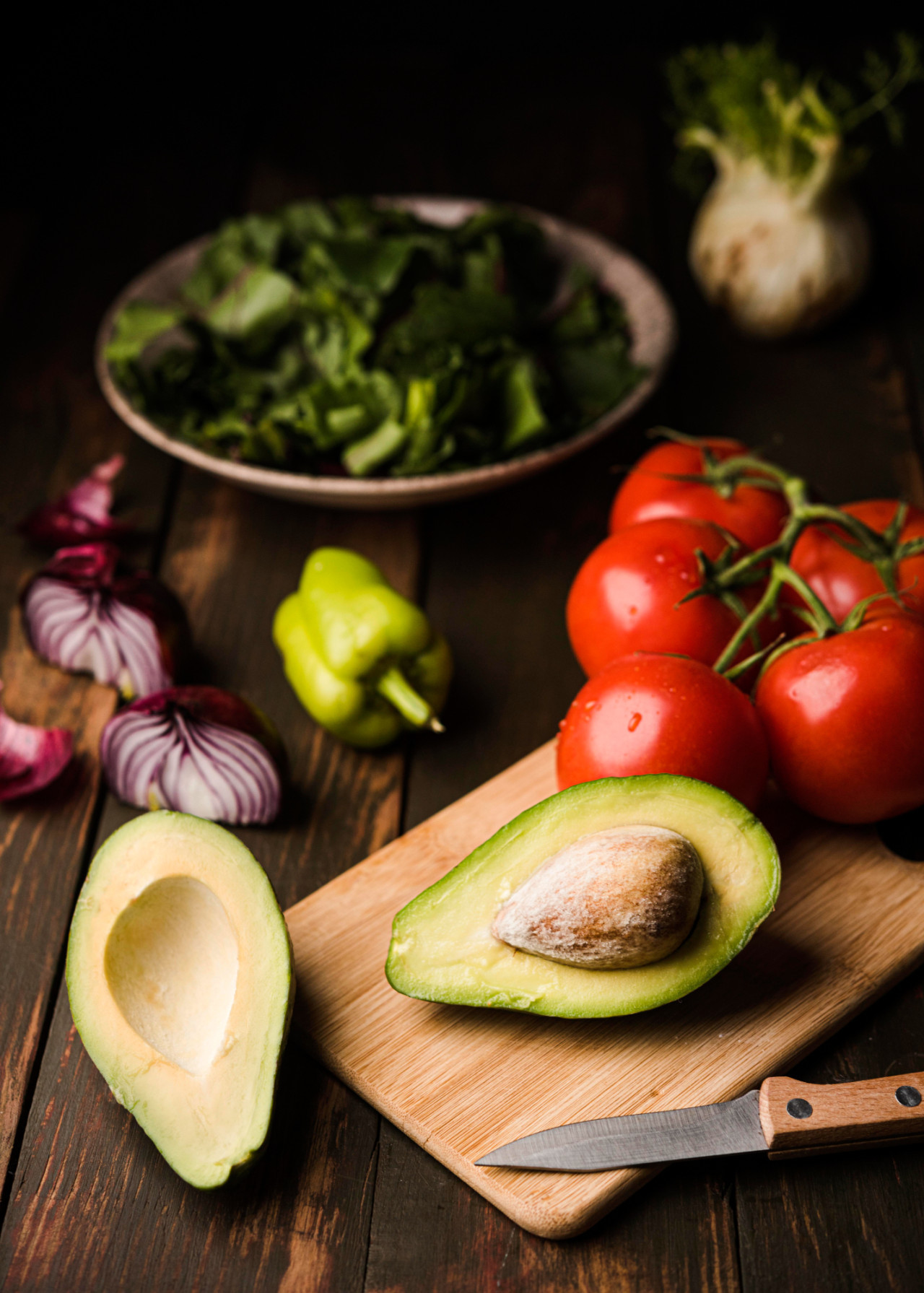 Ensalada de tomate, palta y cebolla. Foto Freepik