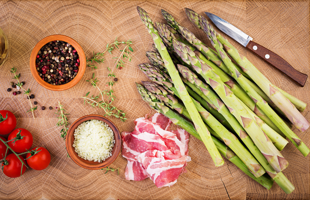 Ensalada de espárragos y jamón crudo. Foto Freepik