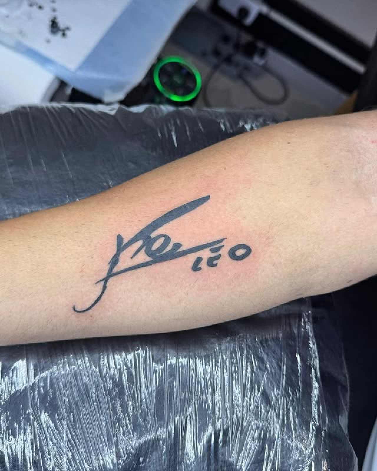 Alex Chozas, campeón mundial de pádel con Argentina, se tatuó la firma de Messi. Foto: Instagram @alex.chozas.