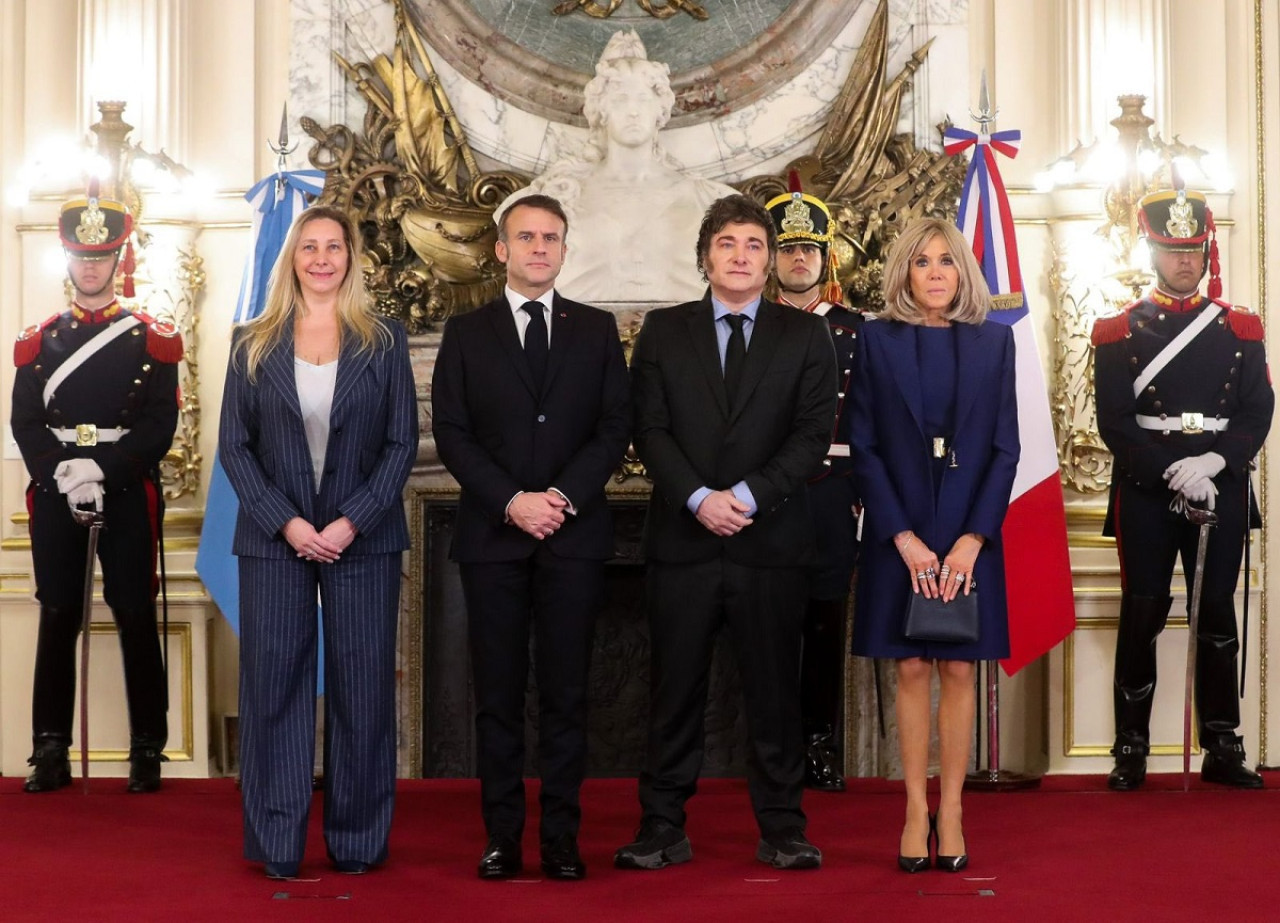 Javier Milei, su hermana Karina y Emmanuel Macron. Foto: X @OPRArgentina.