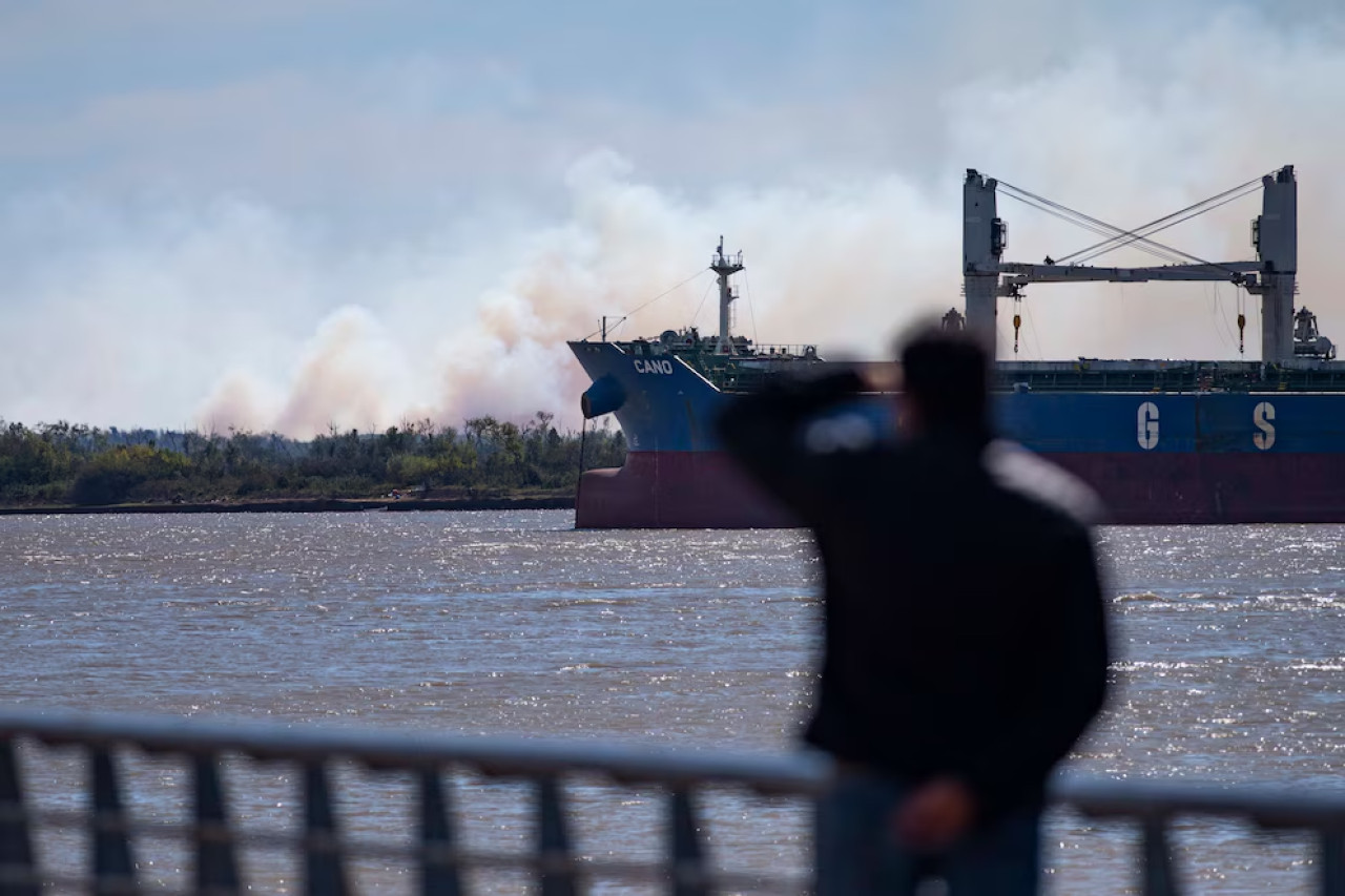 Un barco navega por el río Paraná a la altura de Rosario. Foto: EFE