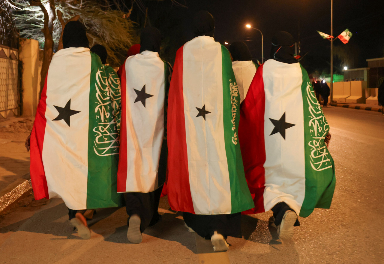 Mujeres envueltas en banderas de Somalilandia. Foto: Reuters.