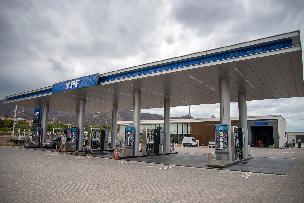 Estación de servicio de YPF. Foto: EFE