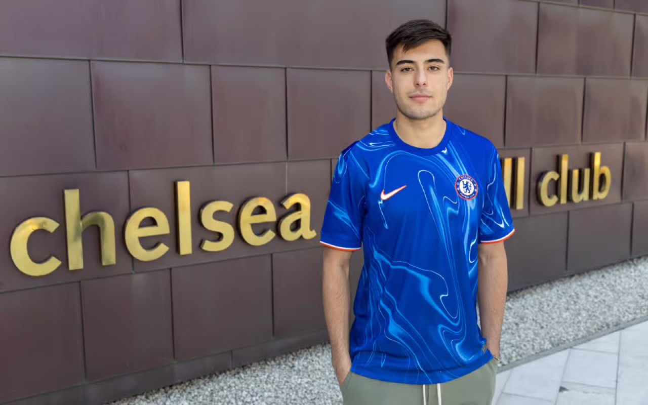 Aaron Anselmino en su llegada a Londres. Foto: X @ChelseaFC