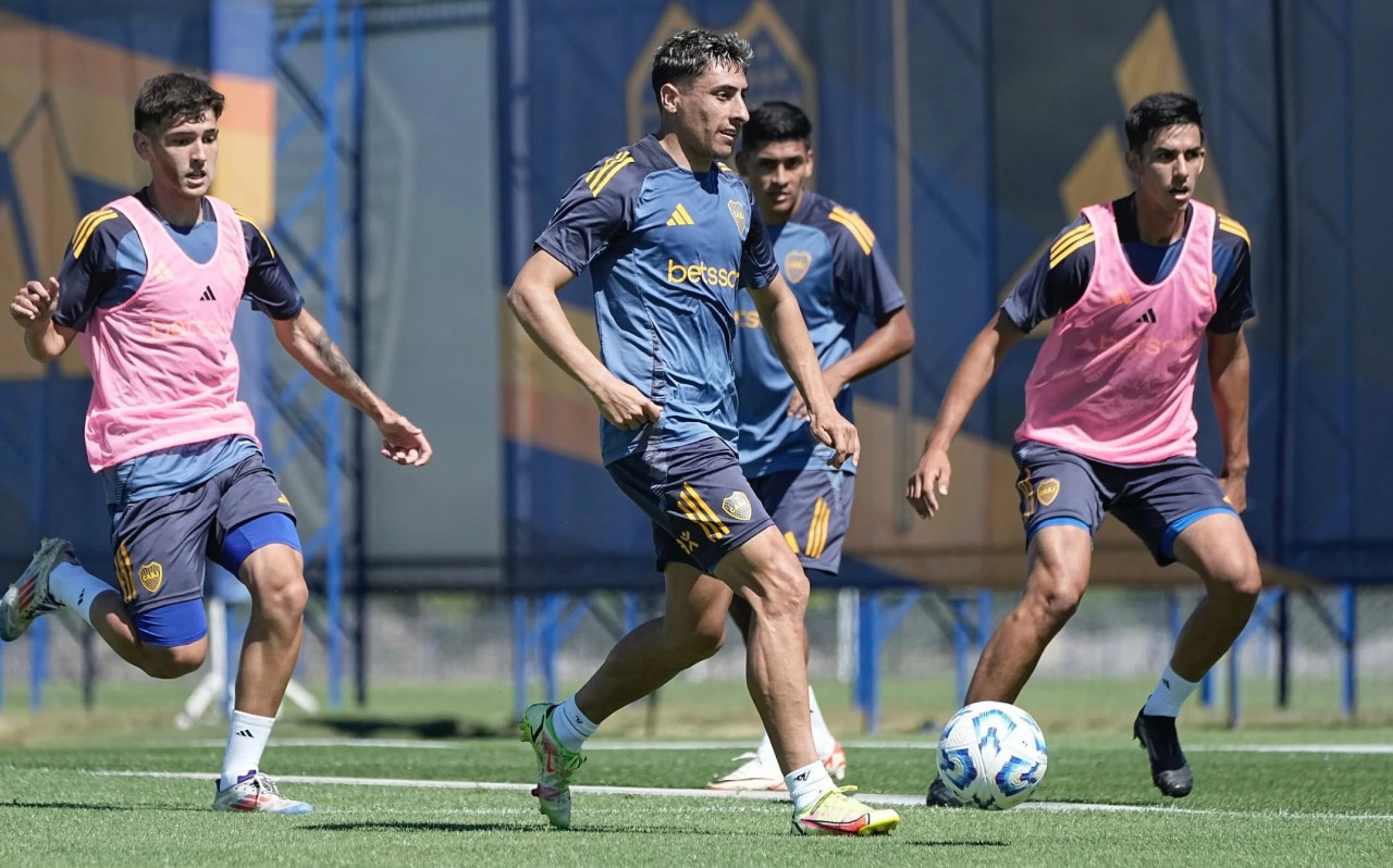 Boca se entrena de cara a la competencia oficial. Foto: Instagram @bocajrs