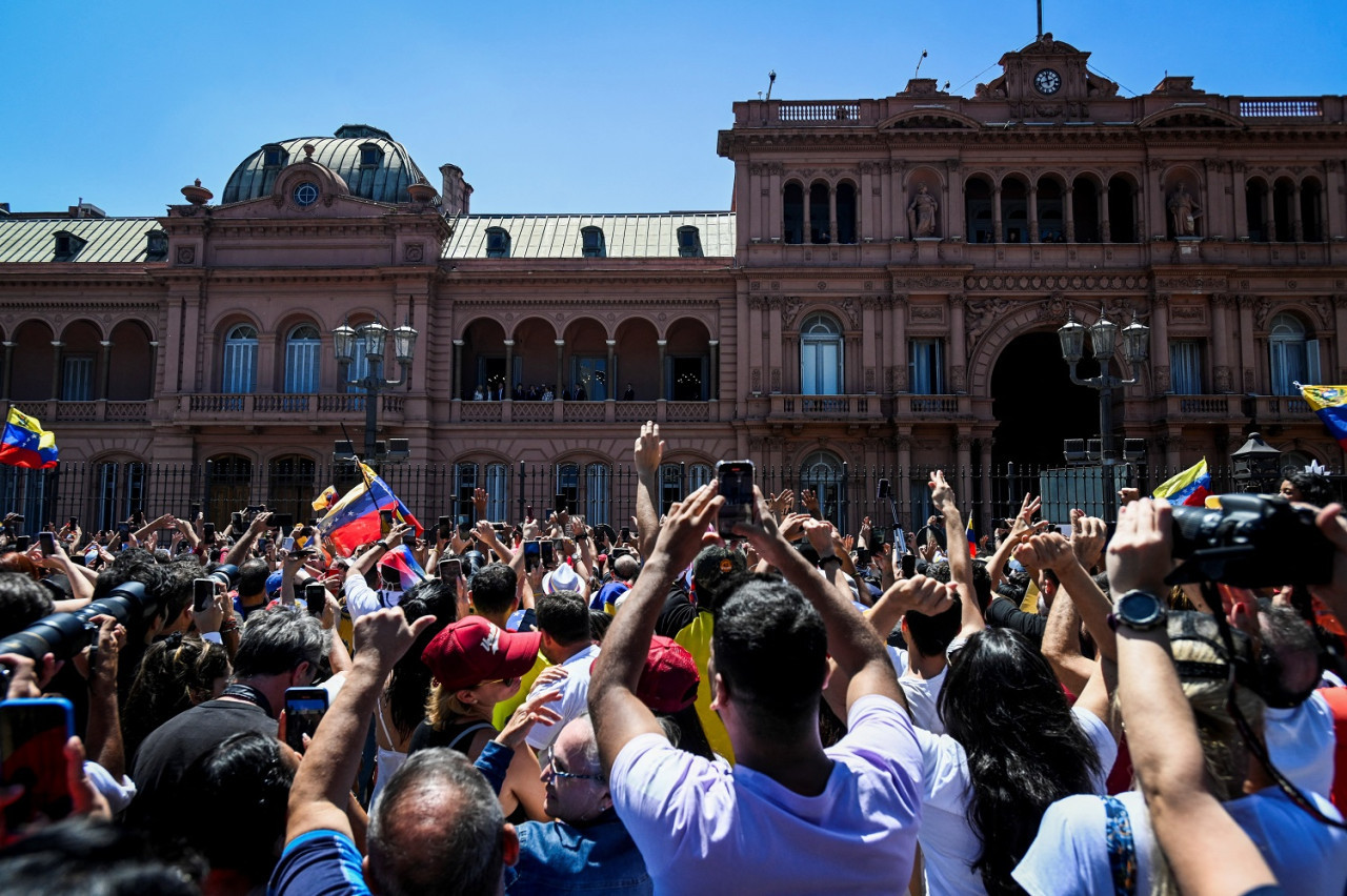 Venezolanos frente a la Casa Rosada. Foto: Reuters