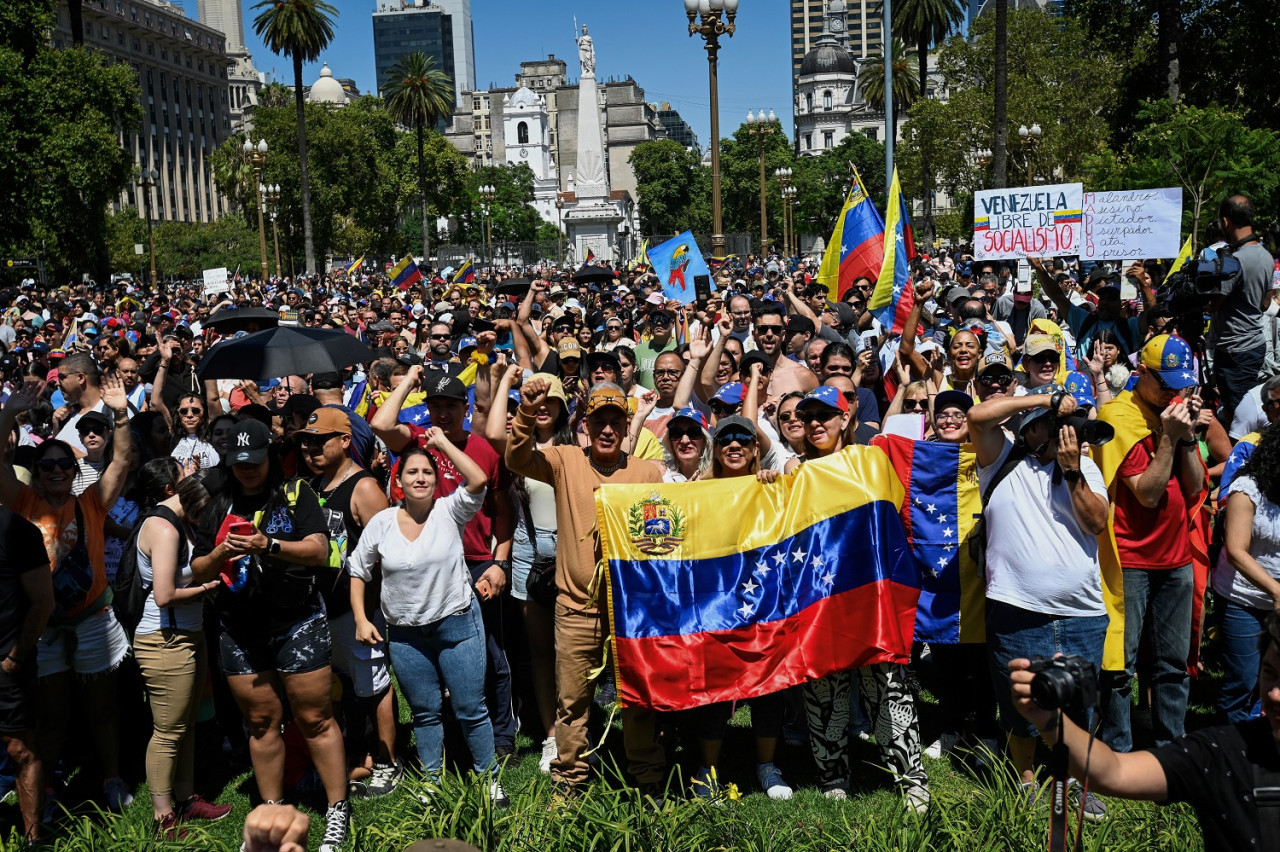 Venezolanos frente a la Casa Rosada. Foto: Reuters