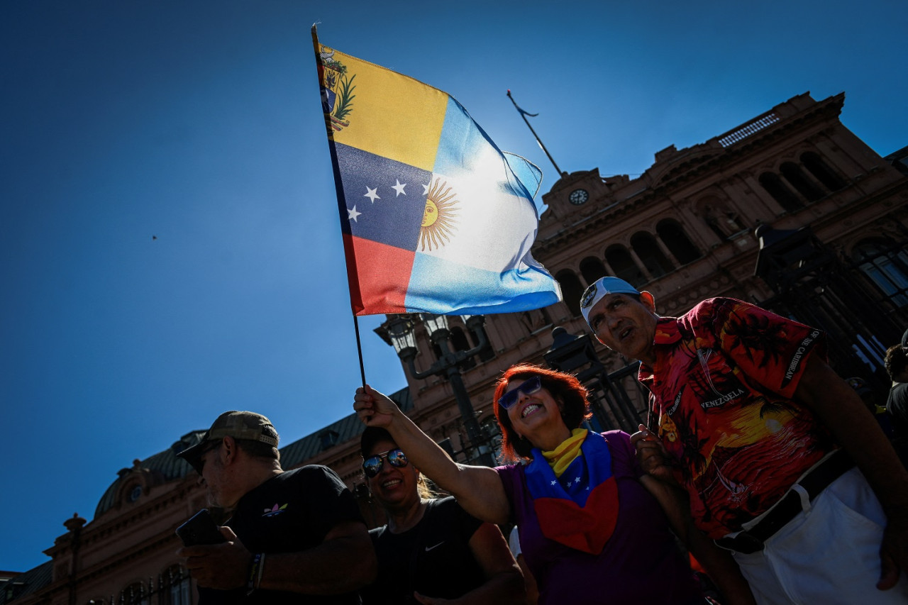 Venezolanos frente a la Casa Rosada. Foto: Reuters